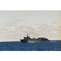 Bâtiment de transport et de soutien (BTS) Bougainville (L9077) de passage dans les eaux.