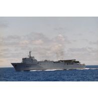 Bâtiment de transport et de soutien (BTS) Bougainville (L9077) de passage dans les eaux.