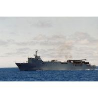 Bâtiment de transport et de soutien (BTS) Bougainville (L9077) de passage dans les eaux.