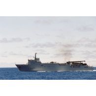 Bâtiment de transport et de soutien (BTS) Bougainville (L9077) de passage dans les eaux.