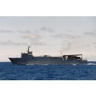 Bâtiment de transport et de soutien (BTS) Bougainville (L9077) de passage dans les eaux.