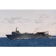 .Bâtiment de transport et de soutien (BTS) Bougainville (L9077) de passage dans les eaux.