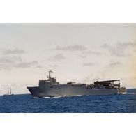 Bâtiment de transport et de soutien (BTS) Bougainville (L9077) de passage dans les eaux. En arrière-plan, le navire Rainbow Warrior 2 de l'association écologiste Greenpeace.