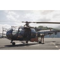 Hélicoptère Alouette 3 de l’escadrille 12S à l'aéroport de la base aérienne (BA) 190 de Faa'a-Papeete.