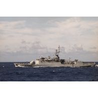 L'aviso Lieutenant de vaisseau Lavallée (F790) en haute mer.