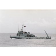 Bâtiment de soutien de région (BSR) Taape (A633) en mer.