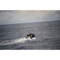 Le commando de l'élément léger d'intervention spéciale (ELIS) à bord d'un zodiac en mission d'arraisonnement  du zodiac de Greenpeace à l'intérieur de la zone interdite des 12 miles nautiques de Moruroa.