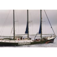 Mise à l'eau de cinq zodiacs de l'association écologiste Greenpeace depuis le navire Rainbow Warrior 2 pour une opération médiatique en mer.