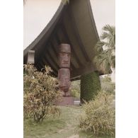 Sculpture à l'entrée de l'hôtel du col de Tahara'a à Arue sur la côte est de Tahiti.