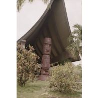 Sculpture à l'entrée de l'hôtel du col de Tahara'a à Arue sur la côte est de Tahiti.