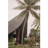 Sculpture à l'entrée de l'hôtel du col de Tahara'a à Arue sur la côte est de Tahiti.