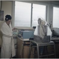 Portrait d'une laborantine contrôlant la contamination d'aliments prélevés au centre de contrôle biologique du centre technique (CT) de Mahina (Tahiti).