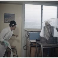Portrait d'une laborantine contrôlant la contamination d'aliments prélevés au centre de contrôle biologique du centre technique (CT) de Mahina (Tahiti).