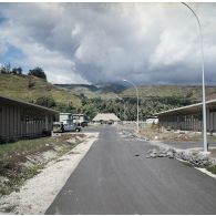 Voirie et poste de contrôle des entrées du centre de contrôle des effets atomiques ou centre technique (CT) de Mahina (Tahiti).