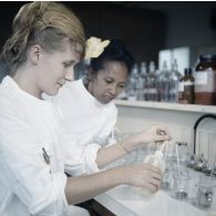 Portrait de deux laborantines étudiant les effets biologiques de l'atome au centre de contrôle biologique du centre technique (CT) de Mahina (Tahiti).
