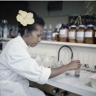Portrait d'une laborantine étudiant les effets biologiques de l'atome au centre de contrôle biologique du centre technique (CT) de Mahina (Tahiti).