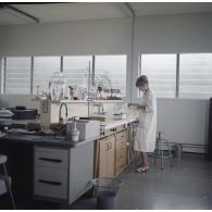 Portrait d'une laborantine étudiant les effets biologiques de l'atome au centre de contrôle biologique du centre technique (CT) de Mahina (Tahiti).