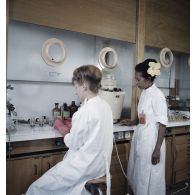 Portrait de deux laborantines étudiant les effets biologiques de l'atome au centre de contrôle biologique du centre technique (CT) de Mahina (Tahiti).
