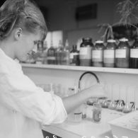 Portrait d'une laborantine étudiant les effets biologiques de l'atome au centre de contrôle biologique du centre technique (CT) de Mahina (Tahiti).