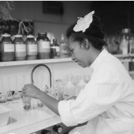 Portrait d'une laborantine étudiant les effets biologiques de l'atome au centre de contrôle biologique du centre technique (CT) de Mahina (Tahiti).