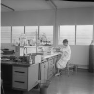 Portrait d'une laborantine étudiant les effets biologiques de l'atome au centre de contrôle biologique du centre technique (CT) de Mahina (Tahiti).