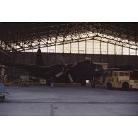 Avions de patrouille maritime Neptune de la flottille 23F de l'aéronavale sous un hangar de maintenance de l'aéroport de l'atoll d'Hao