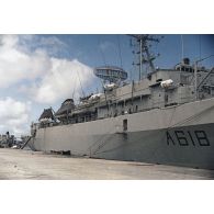 Le bâtiment de soutien santé (BSS) Rance (A618) à quai au port du Centre d'expérimentations du Pacifique (CEP) sur l'atoll de Moruroa.