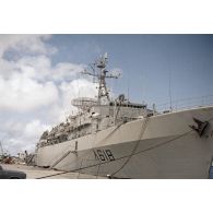 Le bâtiment de soutien santé (BSS) Rance (A618) à quai au port du Centre d'expérimentations du Pacifique (CEP) sur l'atoll de Moruroa.