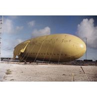 Un ballon captif sur son aire de gonflage au poste de commandement de tir (PCT) à Anémone du centre d'expérimentations du Pacifique (CEP) sur l'atoll de Moruroa.