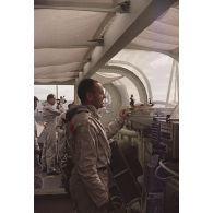 A la passerelle du croiseur De Grasse lors du tir  Altaïr du Centre d'expérimentations du Pacifique (CEP) le 5 juin 1967 sous ballon à Moruroa.