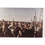 A bord du croiseur De Grasse, des militaires et personnels civils du Centre d'expérimentations du Pacifique (CEP) assistent au tir Arcturus sur barge à Moruroa le 2 juillet 1967.