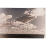 Evolution du nuage du tir Arcturus du Centre d'expérimentations du Pacifique (CEP) sur barge à Moruroa le 2 juillet 1967, vue depuis le croiseur De Grasse.