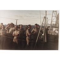 A bord du croiseur De Grasse, des militaires du Centre d'expérimentations du Pacifique (CEP) assistent au tir Arcturus sur barge à Moruroa le 2 juillet 1967.