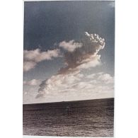 Evolution du nuage du tir Arcturus du Centre d'expérimentations du Pacifique (CEP) sur barge à Moruroa le 2 juillet 1967, vue depuis le croiseur De Grasse.