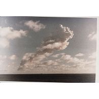 Evolution du nuage du tir Arcturus du Centre d'expérimentations du Pacifique (CEP) sur barge à Moruroa le 2 juillet 1967, vue depuis le croiseur De Grasse.