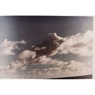 Evolution du nuage du tir Arcturus du Centre d'expérimentations du Pacifique (CEP) sur barge à Moruroa le 2 juillet 1967, vue depuis le croiseur De Grasse.