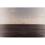 Evolution du nuage du tir Arcturus du Centre d'expérimentations du Pacifique (CEP) sur barge à Moruroa le 2 juillet 1967, vue depuis le croiseur De Grasse.