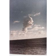 Evolution du nuage du tir Arcturus du Centre d'expérimentations du Pacifique (CEP) sur barge à Moruroa le 2 juillet 1967, vue depuis le croiseur De Grasse.