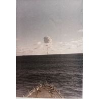 Evolution du nuage du tir Arcturus du Centre d'expérimentations du Pacifique (CEP) sur barge à Moruroa le 2 juillet 1967, vue depuis le croiseur De Grasse.