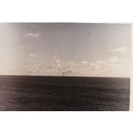 Evolution du nuage du tir Arcturus du Centre d'expérimentations du Pacifique (CEP) sur barge à Moruroa le 2 juillet 1967, vue depuis le croiseur De Grasse.