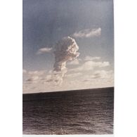 Evolution du nuage du tir Arcturus du Centre d'expérimentations du Pacifique (CEP) sur barge à Moruroa le 2 juillet 1967, vue depuis le croiseur De Grasse.