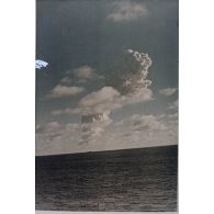 Evolution du nuage du tir Arcturus du Centre d'expérimentations du Pacifique (CEP) sur barge à Moruroa le 2 juillet 1967, vue depuis le croiseur De Grasse.