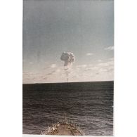 Evolution du nuage du tir Arcturus du Centre d'expérimentations du Pacifique (CEP) sur barge à Moruroa le 2 juillet 1967, vue depuis le croiseur De Grasse.