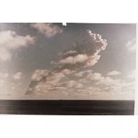 Evolution du nuage du tir Arcturus du Centre d'expérimentations du Pacifique (CEP) sur barge à Moruroa le 2 juillet 1967, vue depuis le croiseur De Grasse.