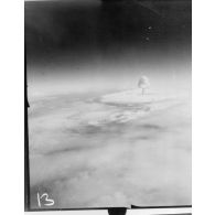 Explosion de la première bombe thermonucléaire française dite bombe H dans le Pacifique par le tir Canopus à Fangataufa.