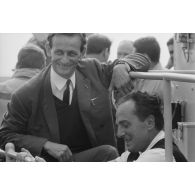 Robert Galley, ministre délégué chargé de la Recherche scientifique et des Questions atomiques et spatiales, félicite Jacques Robert, directeur des applications militaires (DAM) du commissariat à l’énergie atomique (CEA), ingénieur concepteur et "père de la bombe H", engin français à fusion nucléaire, après le tir Canopus, à bord du croiseur De Grasse.