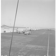 Vue arienne d'avion Vautour et d'avions de patrouille maritime Neptune au parking de l'aéroport de la base avancée du CEP sur l'atoll d'Hao.