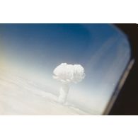 Explosion de la première bombe thermonucléaire française (tir Canopus) à Fangataufa en Polynésie française.