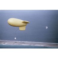 Vue aérienne du ballon captif gonflé à l'hélium à 520 m d'altitude supportant la nacelle du premier engin français à fusion nucléaire dit bombe H lors du tir Canopus au-dessus du lagon de l'atoll de Fangataufa le 24 août 1968.