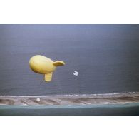 Vue aérienne du ballon captif gonflé à l'hélium à 520 m d'altitude supportant la nacelle du premier engin français à fusion nucléaire dit bombe H lors du tir Canopus au-dessus du lagon de l'atoll de Fangataufa le 24 août 1968.